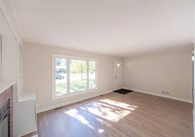 Photo 2 of Single family home for sale at 169 Shawnee Dr, Carol Stream, IL 60188 | MLS# 12786113 | Listing updated on 2026-10-22