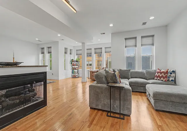 Photo 1 of Condo for sale at 4716 S Ingleside Ave #2N, Chicago, IL 60615 | MLS# 12786114 | Listing updated on 2026-10-20
