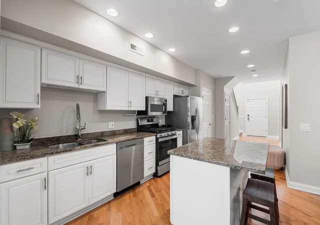 Photo 4 of Condo for sale at 3250 N Lincoln Ave #C, Chicago, IL 60657 | MLS# 12786127 | Listing updated on 2026-10-21