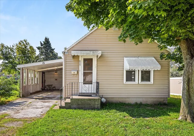 Single family home for sale at 809 Cotton St, Streator, IL 61364 | MLS# 12786136