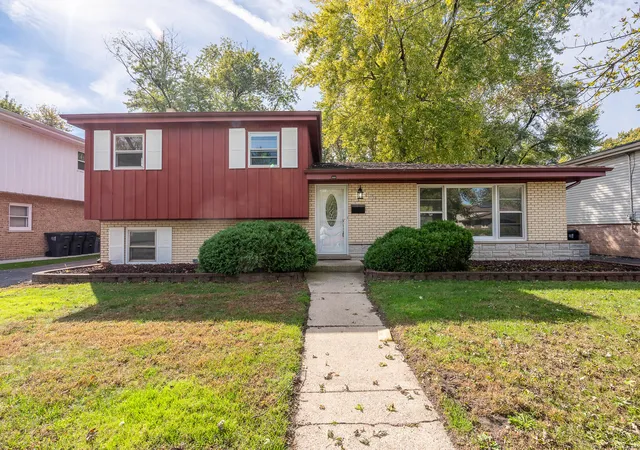 Single family home for sale at 17156 Evans Dr, South Holland, IL 60473 | MLS# 12786164