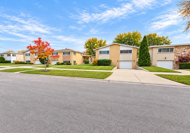 Single family home for sale at 4431 W Fitch Ave, Lincolnwood, IL 60712 | MLS# 12786166
