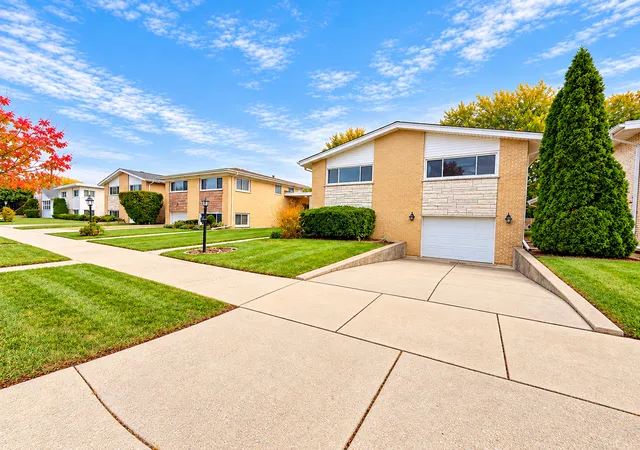 Photo 1 of Single family home for sale at 4431 W Fitch Ave, Lincolnwood, IL 60712 | MLS# 12786166 | Listing updated on 2026-10-29