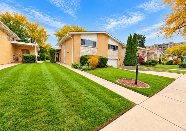 Photo 2 of Single family home for sale at 4431 W Fitch Ave, Lincolnwood, IL 60712 | MLS# 12786166 | Listing updated on 2026-10-29