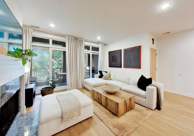 Listing Photo 2 - Condo for sale in building located at 679 N Peoria St, Chicago, IL 60642 - Unit #3S