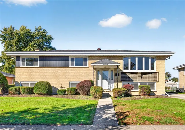 Photo 1 of Single family home for sale at 565 Arlene Dr, Wood Dale, IL 60191 | MLS# 12786262 | Listing updated on 2026-10-22