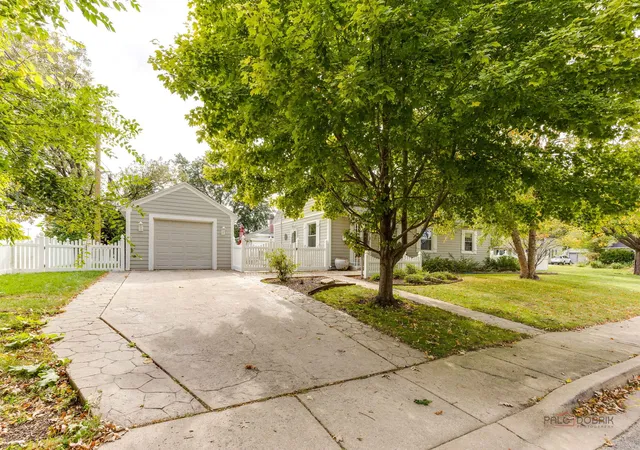 Photo 2 of Single family home for sale at 1518 Marquette Rd, Joliet, IL 60436 | MLS# 12786268 | Listing updated on 2026-10-21