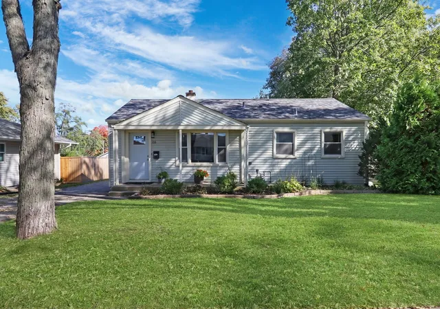 Photo 1 of Single family home for sale at 133 S Lincoln Ave, Mundelein, IL 60060 | MLS# 12786277 | Listing updated on 2026-10-21
