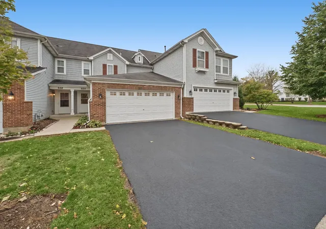 Listing Photo 2 - Condo for sale in building located at 602 Grand Cyn Cir, Crystal Lake, IL 60014 - Unit #0