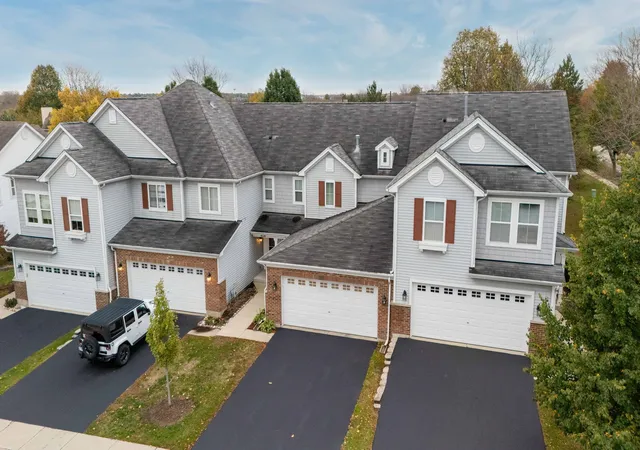 Listing Photo 3 - Condo for sale in building located at 602 Grand Cyn Cir, Crystal Lake, IL 60014 - Unit #0