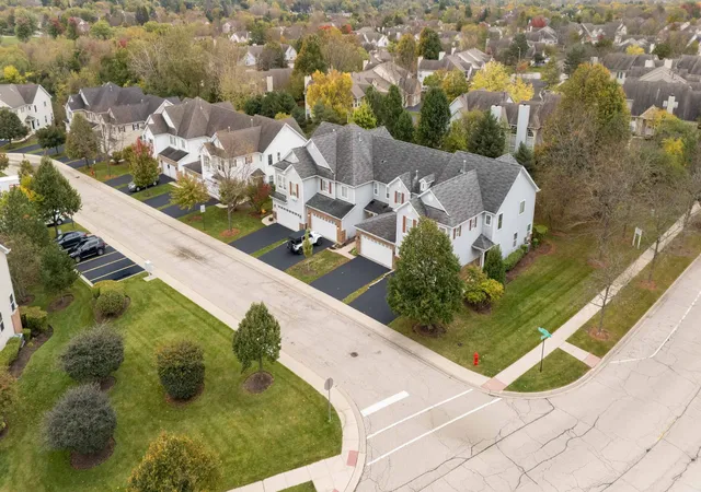 Listing Photo 4 - Condo for sale in building located at 602 Grand Cyn Cir, Crystal Lake, IL 60014 - Unit #0