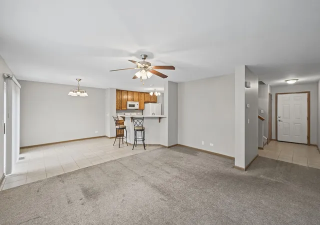 Listing Photo 5 - Condo for sale in building located at 602 Grand Cyn Cir, Crystal Lake, IL 60014 - Unit #0