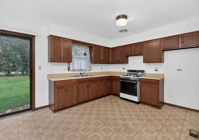 Photo 3 of Single family home for sale at 2976 Drover Ln, Darien, IL 60561 | MLS# 12786314 | Listing updated on 2026-10-22