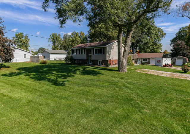 Photo 3 of Single family home for sale at 3611 Friendship Farm Rd, East Moline, IL 61244 | MLS# 12786320 | Listing updated on 2026-10-17