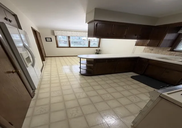 Photo 4 of Single family home for sale at 2822 W 102nd Place, Evergreen Park, IL 60805 | MLS# 12786324 | Listing updated on 2026-10-21