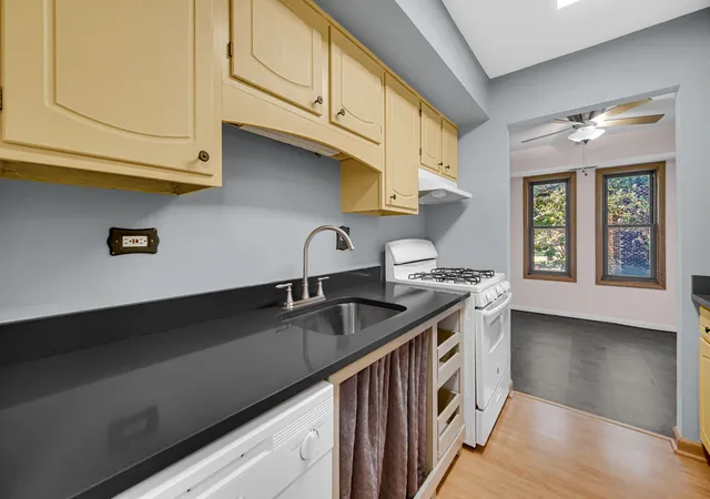 Photo 4 of Condo for sale at 2025 Country Clb Dr #11, Woodridge, IL 60517 | MLS# 12786327 | Listing updated on 2026-10-27