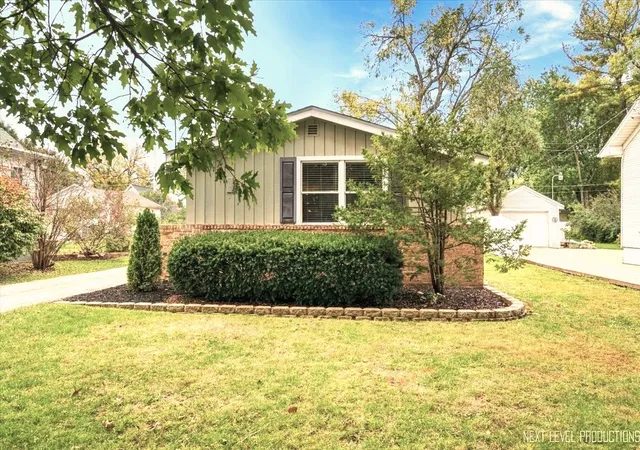 Single family home for sale at 904 Kenilworth Pl, Aurora, IL 60506 | MLS# 12786430