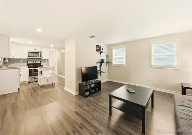 Photo 2 of Single family home for sale at 904 Kenilworth Pl, Aurora, IL 60506 | MLS# 12786430 | Listing updated on 2026-10-22