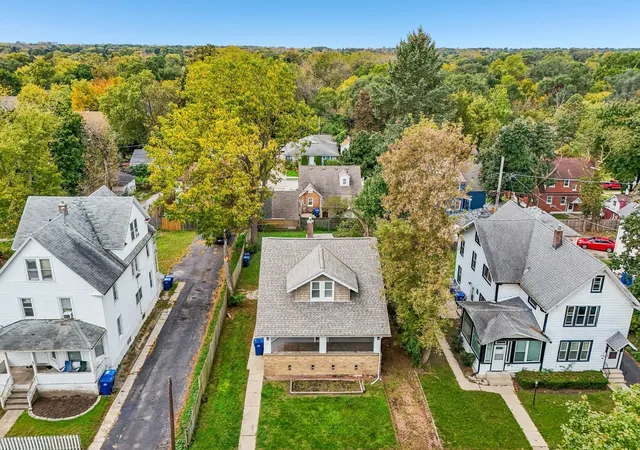 Photo 2 of Single family home for sale at 618 Sunderlin St, Waukegan, IL 60085 | MLS# 12786473 | Listing updated on 2026-10-22
