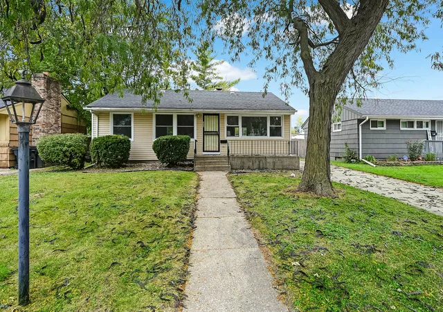 Single family home for sale at 15548 Elm St, South Holland, IL 60473 | MLS# 12786476