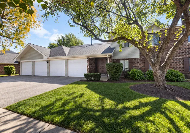 Photo 2 of Townhouse for sale at 877 Cross Crk Dr #A1, Roselle, IL 60172 | MLS# 12786481 | Listing updated on 2026-10-20