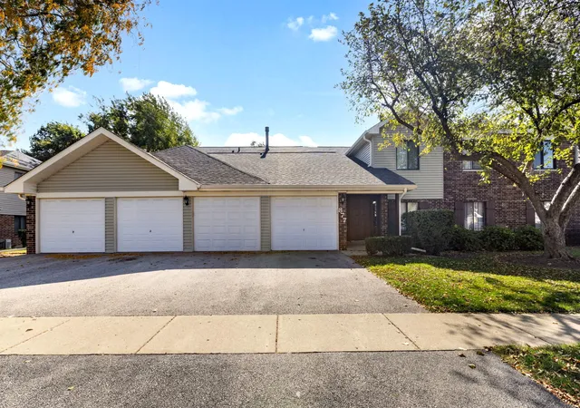 Photo 3 of Townhouse for sale at 877 Cross Crk Dr #A1, Roselle, IL 60172 | MLS# 12786481 | Listing updated on 2026-10-20