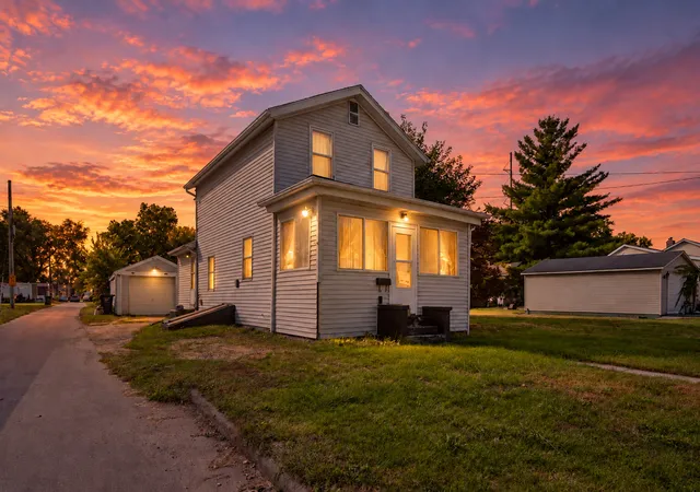 Single family home for sale at 413 W Superior St, Ottawa, IL 61350 | MLS# 12786511