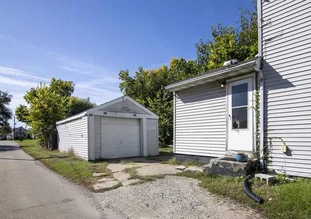 Photo 3 of Single family home for sale at 413 W Superior St, Ottawa, IL 61350 | MLS# 12786511 | Listing updated on 2026-10-23
