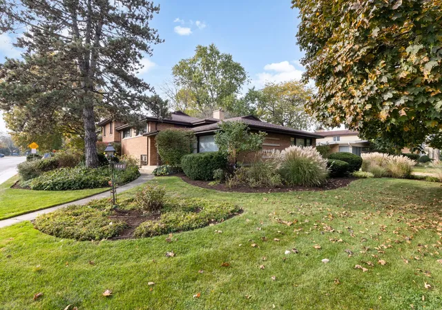 Photo 1 of Single family home for sale at 4401 W Lunt Ave, Lincolnwood, IL 60712 | MLS# 12786512 | Listing updated on 2026-10-29