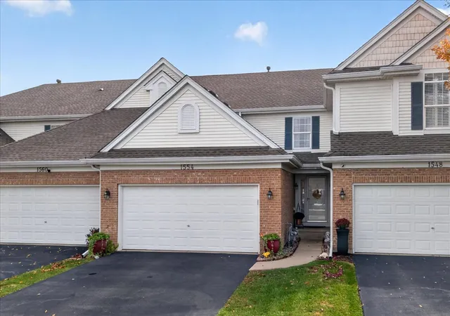 Photo 1 of Townhouse for sale at 1554 Glacier Cir, Crystal Lake, IL 60014 | MLS# 12786528 | Listing updated on 2026-10-21