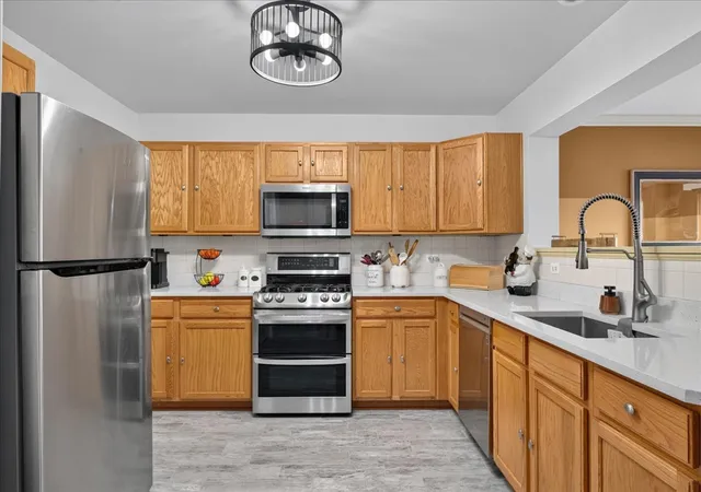 Photo 3 of Townhouse for sale at 1554 Glacier Cir, Crystal Lake, IL 60014 | MLS# 12786528 | Listing updated on 2026-10-21