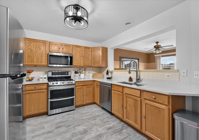 Photo 4 of Townhouse for sale at 1554 Glacier Cir, Crystal Lake, IL 60014 | MLS# 12786528 | Listing updated on 2026-10-21