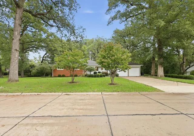 Photo 2 of Single family home for sale at 5 Hawthorne Rd, Rock Island, IL 61201 | MLS# 12786532 | Listing updated on 2026-10-20