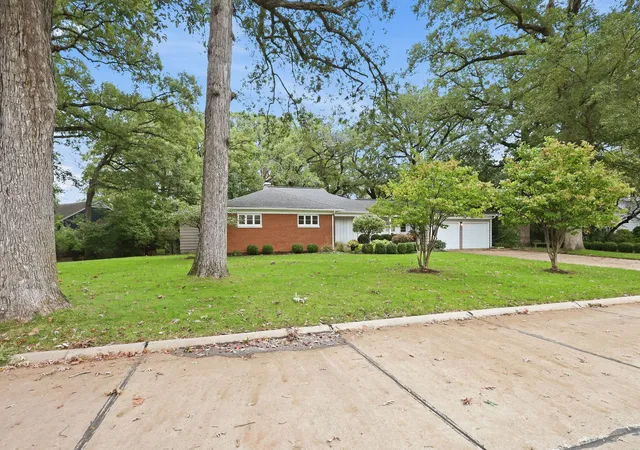 Photo 3 of Single family home for sale at 5 Hawthorne Rd, Rock Island, IL 61201 | MLS# 12786532 | Listing updated on 2026-10-20