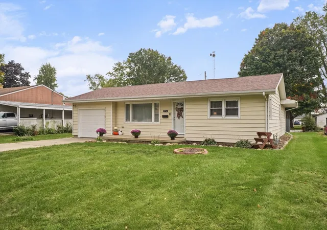 Photo 2 of Single family home for sale at 125 Maple St, Gibson City, IL 60936 | MLS# 12786534 | Listing updated on 2026-10-21