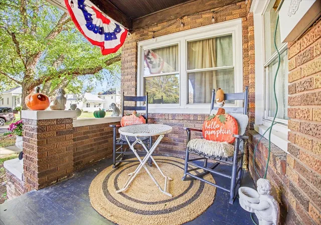 Photo 2 of Single family home for sale at 305 W Stanton St, Streator, IL 61364 | MLS# 12786552 | Listing updated on 2026-10-27