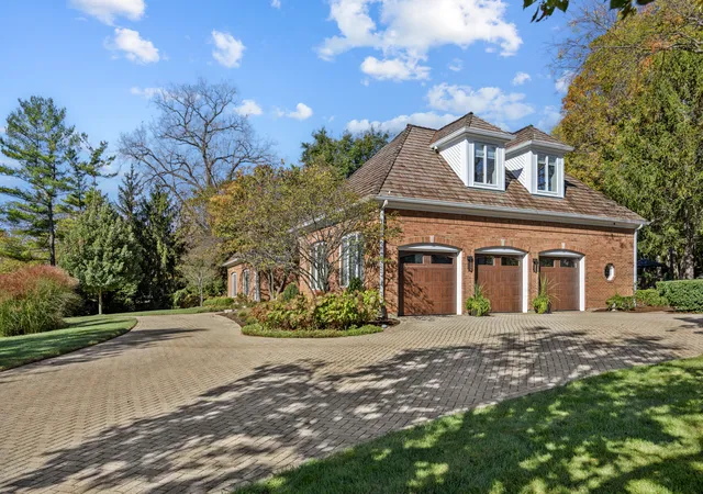Photo 4 of Single family home for sale at 602 Fox Glen Dr, St. Charles, IL 60174 | MLS# 12786555 | Listing updated on 2026-10-29