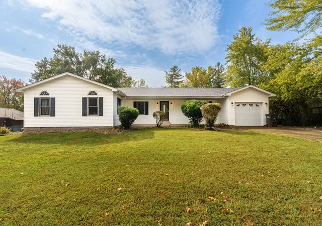 Photo 2 of Single family home for sale at 1337 Vercliff Dr, Carbondale, IL 62902 | MLS# 12786559 | Listing updated on 2026-10-21