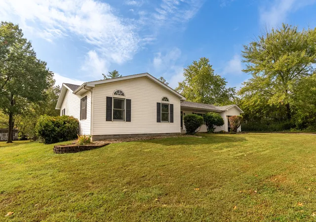 Photo 3 of Single family home for sale at 1337 Vercliff Dr, Carbondale, IL 62902 | MLS# 12786559 | Listing updated on 2026-10-21