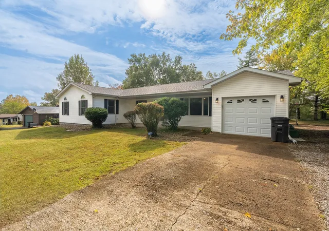 Photo 3 of Single family home for sale at 1337 Vercliff Dr, Carbondale, IL 62902 | MLS# 12786559 | Listing updated on 2026-10-21