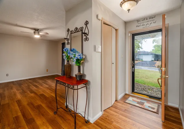 Photo 4 of Single family home for sale at 1337 Vercliff Dr, Carbondale, IL 62902 | MLS# 12786559 | Listing updated on 2026-10-21