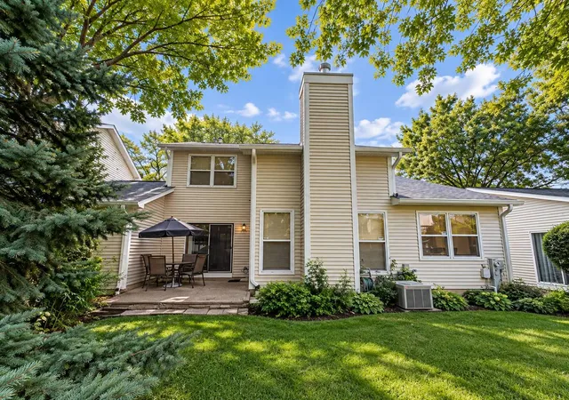 Photo 3 of Townhouse for sale at 899 Colony Lake Dr, Schaumburg, IL 60194 | MLS# 12786561 | Listing updated on 2026-10-21
