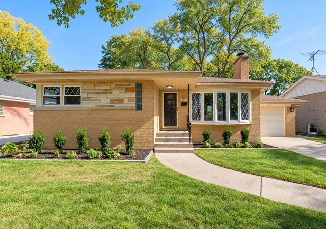 Single family home for sale at 307 N Patton Ave, Arlington Heights, IL 60005 | MLS# 12786582