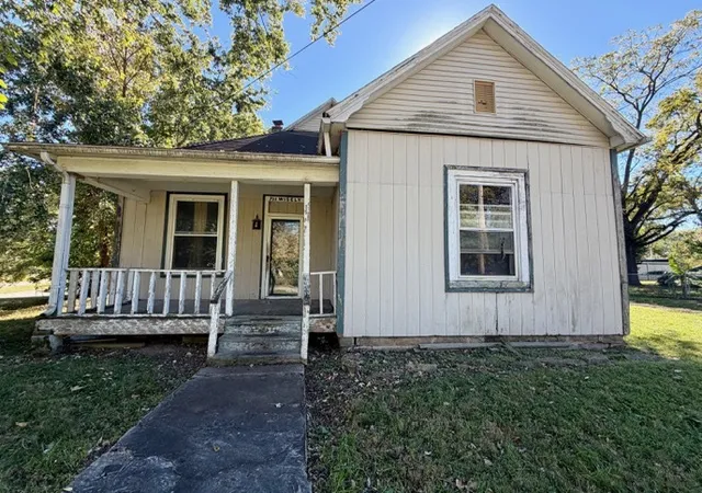 Single family home for sale at 711 Wisely St, Murphysboro, IL 62966 | MLS# 12786595