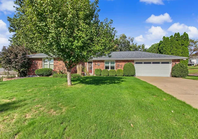 Single family home for sale at 2126 W Huntington Dr, Quincy, IL 62301 | MLS# 12786634