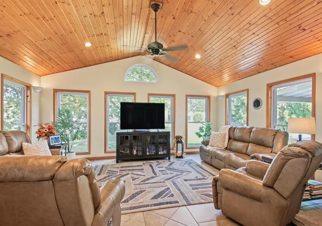 Photo 2 of Single family home for sale at 2126 W Huntington Dr, Quincy, IL 62301 | MLS# 12786634 | Listing updated on 2026-10-22