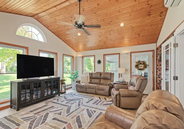 Photo 3 of Single family home for sale at 2126 W Huntington Dr, Quincy, IL 62301 | MLS# 12786634 | Listing updated on 2026-10-22