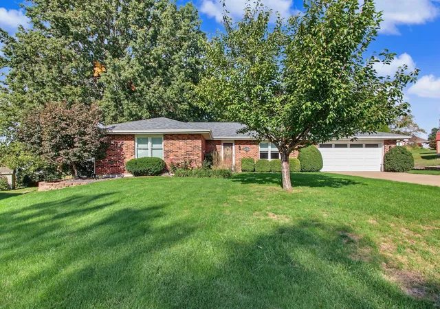 Photo 1 of Single family home for sale at 2126 W Huntington Dr, Quincy, IL 62301 | MLS# 12786634 | Listing updated on 2026-10-22