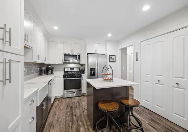 Photo 3 of Townhouse for sale at 5427 Ashbrook Pl, Downers Grove, IL 60515 | MLS# 12786646 | Listing updated on 2026-10-22