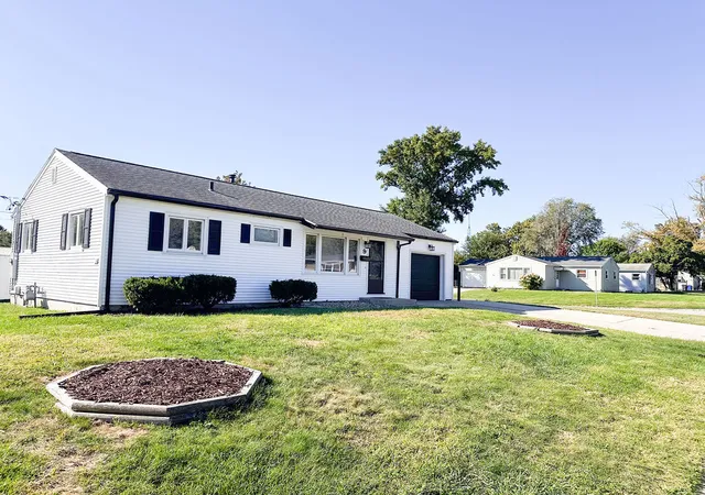 Photo 2 of Single family home for sale at 9 Glenview Dr, Decatur, IL 62521 | MLS# 12786651 | Listing updated on 2026-10-22